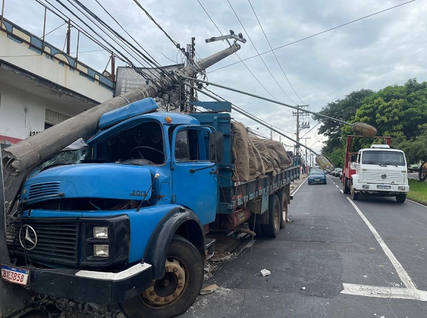 Caminhão perde o freio e derruba poste em avenida de Rio Preto - 