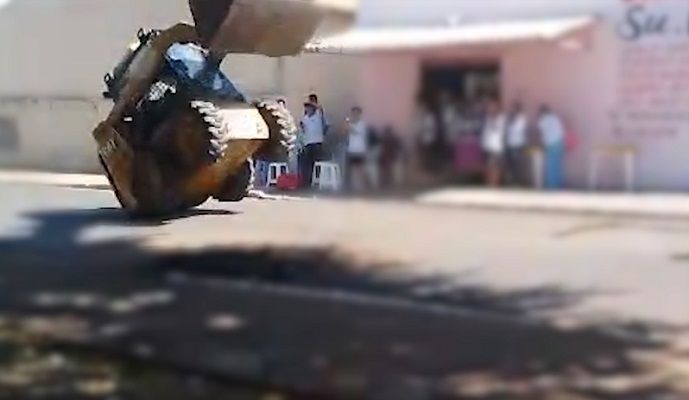 Operador é demitido após empinar trator no meio da rua em Guapiaçu; veja vídeo - 