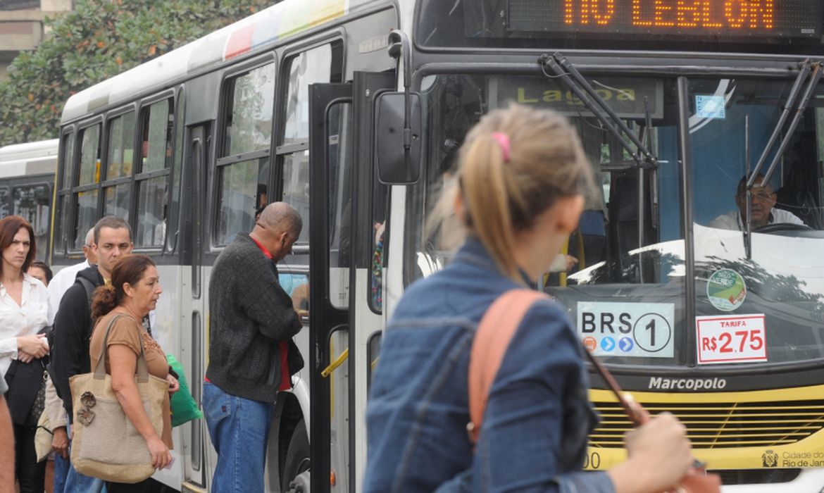 Transporte de passageiros cai 1,1% em setembro ante agosto, afirma IBGE - 