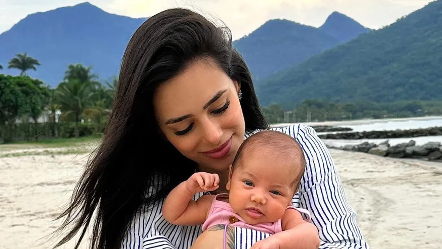Bruna Biancardi leva filha com Neymar para praia pela 1ª vez - 