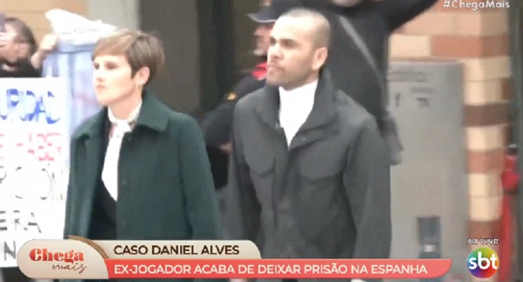 Daniel Alves deixa prisão na Espanha após pagar fiança de R$ 5,4 milhões; veja vídeo - 